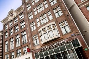 ein Backsteingebäude mit einem Hotel-Kolonialschild drauf in der Unterkunft OZO Hotels Cordial Amsterdam in Amsterdam