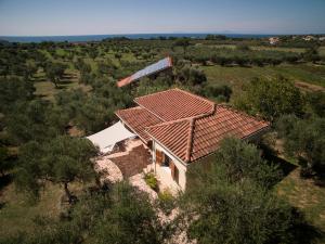 uma vista superior de uma casa com um telhado em IONIANEON APARTMENTS em Áyios Ilías