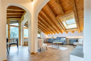- un salon décloisonné avec un plafond voûté dans l'établissement Anita, à Zermatt