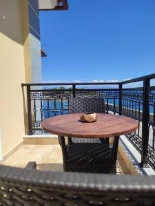 a table on a balcony with a view of the ocean at La mer in Gythio