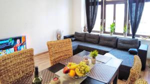 sala de estar con sofá y mesa con fruta. en Wu02 - WuTAL- 75qm -Single Beds, en Wuppertal