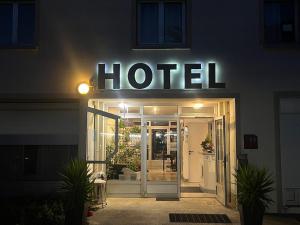 una señal de hotel en el lateral de un edificio en hotel l'échappée d'oléron, en Saint-Georges-dʼOléron