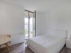 a white bedroom with a bed and a desk at Appartement Hendaye, 4 pièces, 6 personnes - FR-1-2-346 in Hendaye