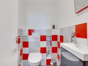 a bathroom with a white toilet and a sink at Appartement Hendaye, 4 pièces, 6 personnes - FR-1-2-346 in Hendaye