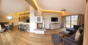 TV a/nebo společenská místnost v ubytování Alpen Chalet Dorfwies