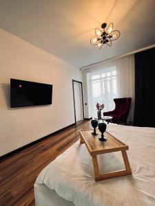 uma sala de estar com uma cama e uma mesa em Exclusive apartment Новобудова ЖК Театральний ЦЕНТР em Rivne