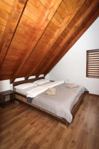 Postel nebo postele na pokoji v ubytování Cabana Daiana 2, Cazare Baile Figa, Bistrita-Nasaud