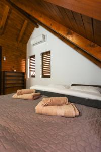 una camera da letto con due cuscini su un letto in una stanza di Cabana Daiana 2, Cazare Baile Figa, Bistrita-Nasaud a Beclean