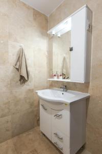 un bagno con un lavandino bianco e uno specchio di Cabana Daiana 2, Cazare Baile Figa, Bistrita-Nasaud a Beclean Altre 19 foto