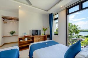 TV a/nebo společenská místnost v ubytování Sands River Hoi An Villa