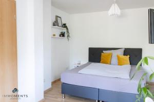 Postel nebo postele na pokoji v ubytování Appartement mit Netflix, Boxspringbett & Terrasse WE 17