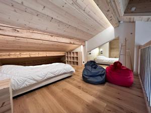 two beds and two bags in a room at POLARIS Bel appartement village et pistes in La Clusaz