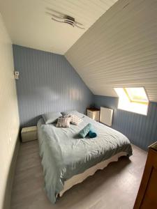 een slaapkamer met een groot bed op zolder bij Belle maison avec piscine privée in Saint-Pierre-Quiberon +42 foto's
