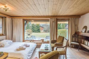 uma sala de estar com uma cama e uma grande janela em Superb apartment with a terrasse and a splendid view in Megève - Welkeys em Megève