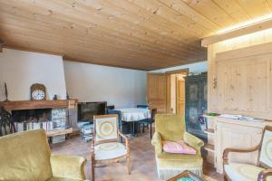 sala de estar con sillas, TV y mesa en Appartement Lanura - Welkeys en Megève
