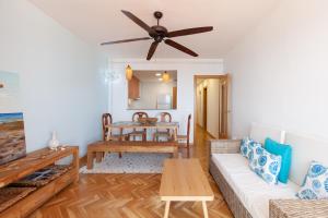 TarracoHomes, TH163 Apartamento Via Augusta vistas al mar في تاراغونا: غرفة معيشة مع أريكة وطاولة
