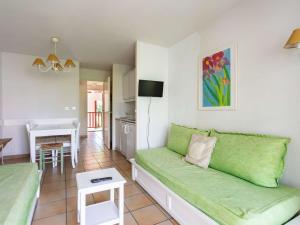 アンダイエにあるAppartement Hendaye, 1 pièce, 4 personnes - FR-1-2-303のリビングルーム(緑のソファ、テーブル付)