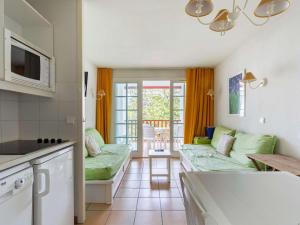 アンダイエにあるAppartement Hendaye, 1 pièce, 4 personnes - FR-1-2-303のキッチン、リビングルーム(ソファ付)