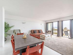 アンダイエにあるAppartement Hendaye, 3 pièces, 6 personnes - FR-1-2-306のリビングルーム(テーブル、ソファ付)