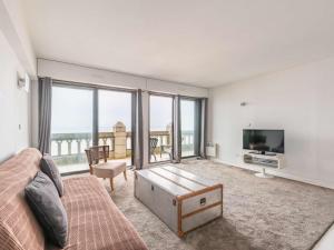 アンダイエにあるAppartement Hendaye, 3 pièces, 6 personnes - FR-1-2-306のリビングルーム(ソファ、薄型テレビ付)