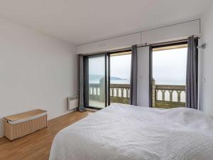 1 dormitorio con cama y ventanas con vistas en Appartement Hendaye, 3 pièces, 6 personnes - FR-1-2-306, en Hendaya