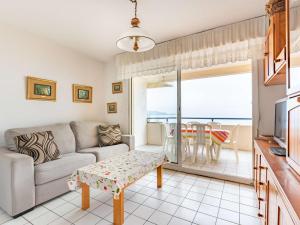 アンダイエにあるAppartement Hendaye, 2 pièces, 6 personnes - FR-1-2-294のリビングルーム(ソファ、テーブル付)