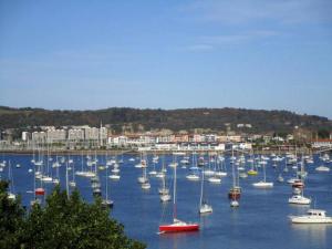 Un montón de barcos están atracados en un puerto en Appartement Hendaye, 2 pièces, 6 personnes - FR-1-2-285, en Hendaya