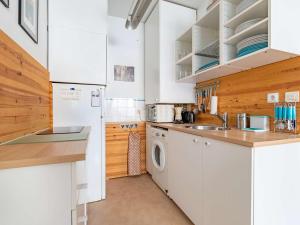una cucina con lavatrice e asciugatrice di Appartement Hendaye, 2 pièces, 4 personnes - FR-1-2-309 a Hendaye