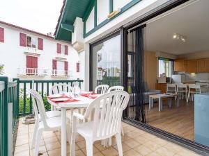 een patio met een witte tafel en stoelen op een balkon bij Appartement Hendaye, 2 pièces, 5 personnes - FR-1-2-299 in Hendaye