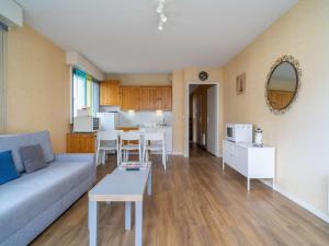 een woonkamer met een bank en een tafel bij Appartement Hendaye, 2 pièces, 5 personnes - FR-1-2-299 in Hendaye