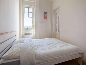 アンダイエにあるAppartement Hendaye, 2 pièces, 4 personnes - FR-1-2-332の窓付きのベッドルームの白いベッド1台