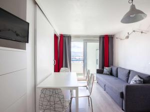 A seating area at Appartement Hendaye, 2 pièces, 4 personnes - FR-1-2-335