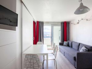 アンダイエにあるAppartement Hendaye, 2 pièces, 4 personnes - FR-1-2-335のリビングルーム(ソファ、テーブル付)