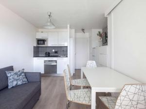 アンダイエにあるAppartement Hendaye, 2 pièces, 4 personnes - FR-1-2-335のリビングルーム(ソファ、テーブル付)