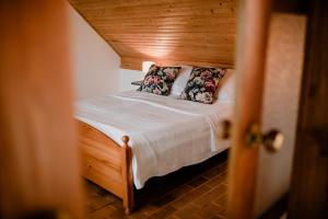 un letto con due cuscini sopra in una stanza di Agroturystyka u Marleny a Skorzenno