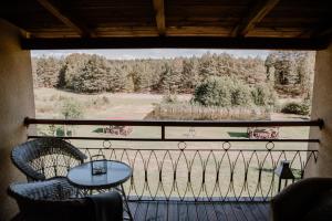 mit Blick auf einen Balkon mit einem Tisch und Stühlen in der Unterkunft Agroturystyka u Marleny in Skorzenno