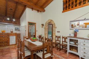 eine Küche und ein Esszimmer mit einem Tisch und Stühlen in der Unterkunft El rincón de Lalo in Prases