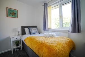 Tempat tidur dalam kamar di Gayton Apt, 2 BR, Sleeps 4, FREE parking, Kitchen, Close Motorways