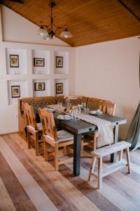 een eetkamer met een zwarte tafel en stoelen bij Agroturystyka u Marleny in Skorzenno