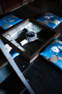 una caja de madera con un reloj en una mesa en 古民家宿Tani House Itaya -セルフチェックイン en Tokamachi