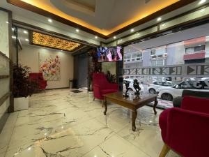 - un hall avec des chaises rouges et une table dans l'établissement Mira Hotel Boutique, à Izmir