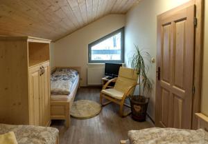 Zimmer mit 2 Betten, einem Schreibtisch und einem Fenster in der Unterkunft Apartmán Elizabeth in Krahule