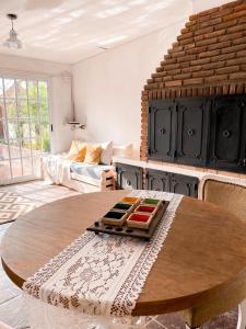 uma sala de estar com uma mesa e um sofá em Casa Moreno em Belén de Escobar