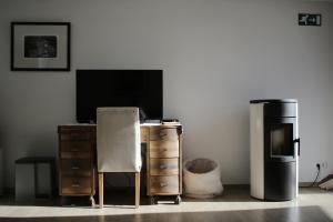 TV a/nebo společenská místnost v ubytování The Suite Escape Suite Wood