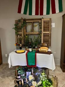 Una mesa en una habitación con comida. en Hotel Villa das Termas, en Marcelino Ramos