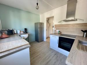 eine Küche mit einem Kühlschrank und einer Arbeitsplatte in der Unterkunft Superbe appartement dans une résidence avec garage - 137 in Bihorel