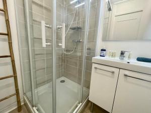ein Bad mit einer Dusche und einem Waschbecken in der Unterkunft Superbe appartement dans une résidence avec garage - 137 in Bihorel