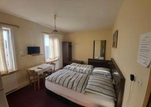 Postel nebo postele na pokoji v ubytování Hotel Zum Ritter