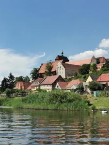 grupa domów obok zbiornika wodnego w obiekcie Wohnung Rosa w mieście Plattenburg