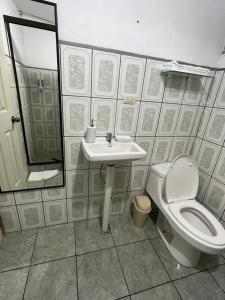 La Casa Bonita في مونتيفيردي كوستاريكا: حمام مع مرحاض ومغسلة